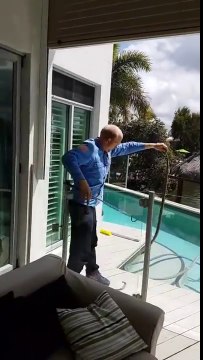 Ce spécialiste des serpents a faillit se faire mordre par un serpent mortel