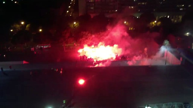 L'arrivée du défilé des supporters mécontents devant le parvis du Vélodrome