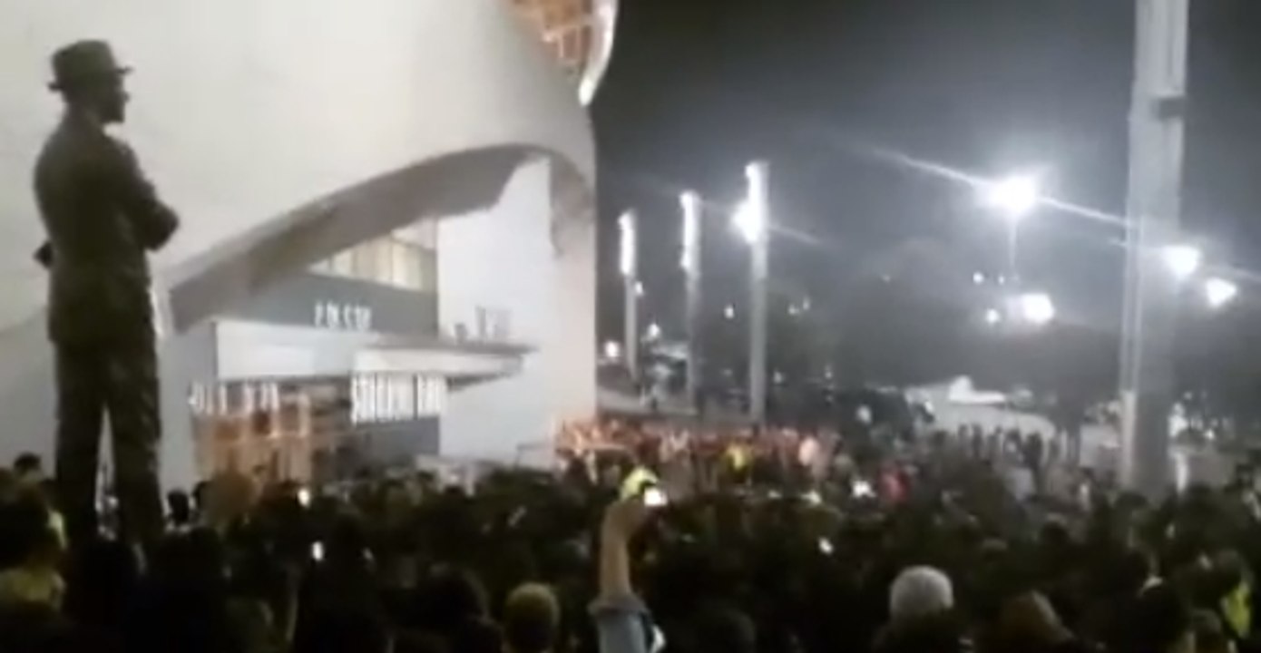 Demonstrators Show Support for 'Take a Knee' Movement at Cowboys' Stadium