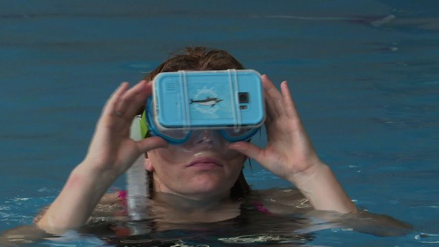 Nager avec des dauphins virtuels, une thérapie bien réelle