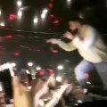 Drake menace un homme qui tripote des spectatrices en plein concert