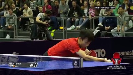 Скачать видео: Le joueur de tennis de table Timo Boll sauve une balle impossible en plongeant à terre