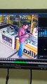 ویڈیو میں دیکھیں اسلام آباد میں واقع ایک دکان سے نوجوان کس طرح کیمرہ لے کر فرار ہو گیا۔ ویڈیو: محمد تیمور۔ اسلام آباد