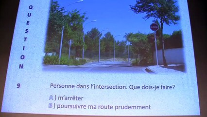Des seniors particulièrement contents de se tester sur le code de la route.