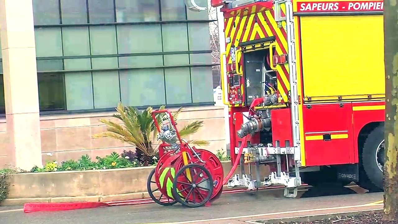 Les pompiers rangent leur matériel aprés avoir réalisé leur exercice.