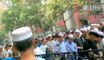Police block traffic to protect Muslims praying