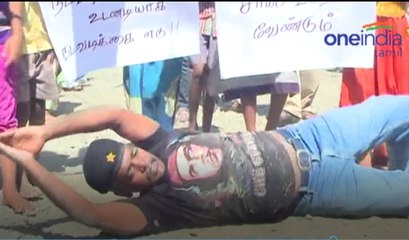 சாலையில் உருண்டு நூதன போராட்டம்- வீடியோ