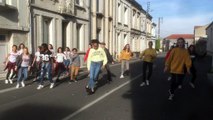 Les collégiens de Jules-Michelet dans la rue pour danser
