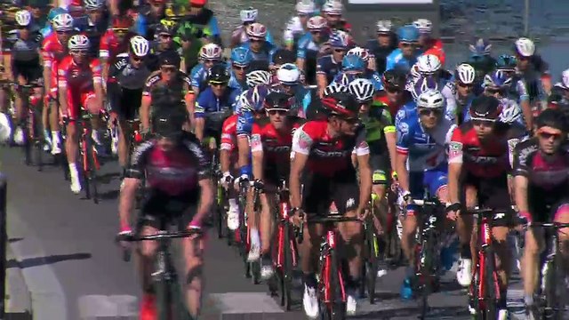 Revivez le passage des coureurs sur les ponts bleus et le pont levant.