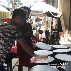 Il fait 8 crêpes en même temps... Quelle rapidité !