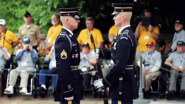 Bruitages ajoutés à cette vérification d'arme entre ces deux militaires