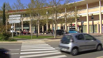 Les salariés, à leur 13e jour de grève, attendent la sortie de réunion