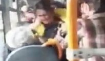 Halk otobüsünde koltuk kavgası... Saç saça birbirlerine girdiler