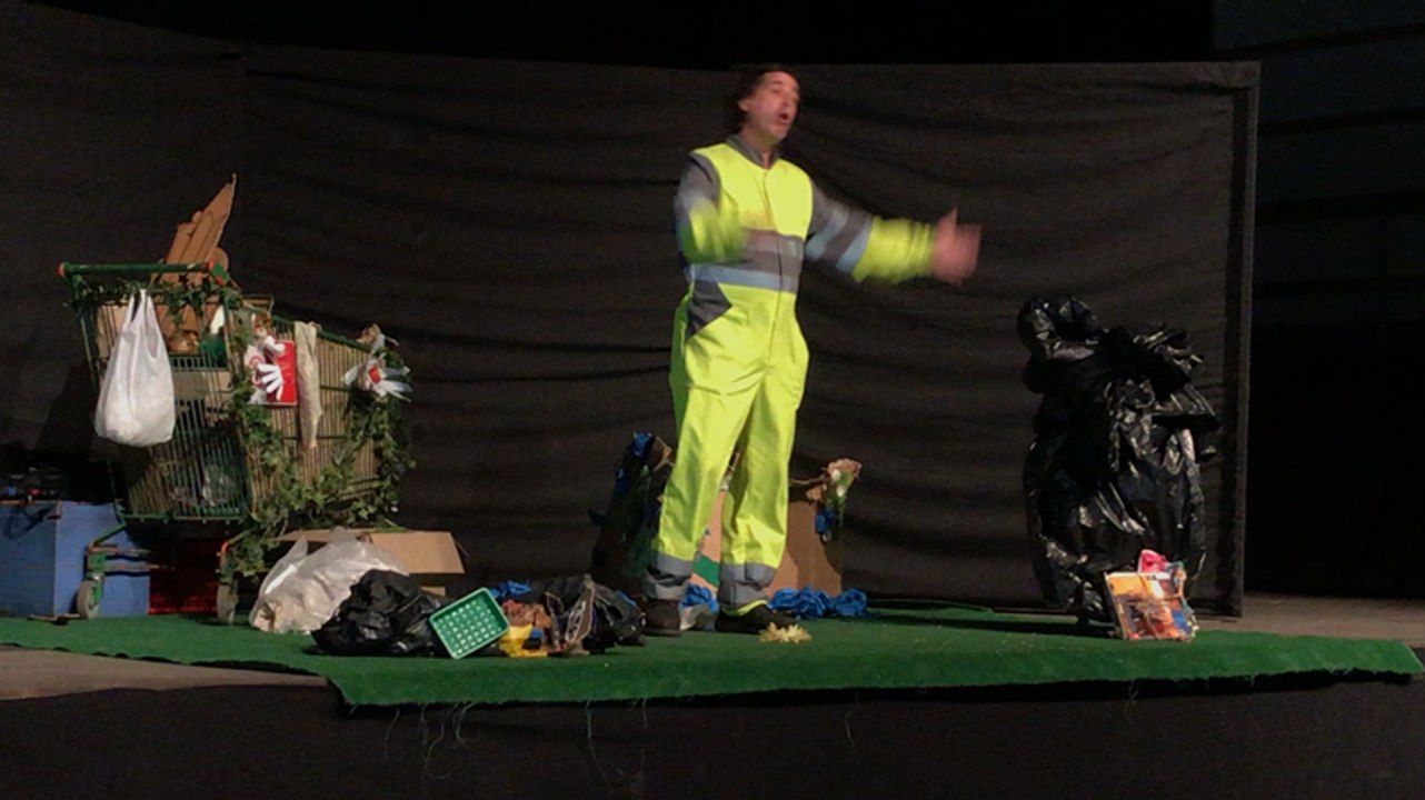 Môssieur Poubelle sensibilise les écoliers au tri des déchets