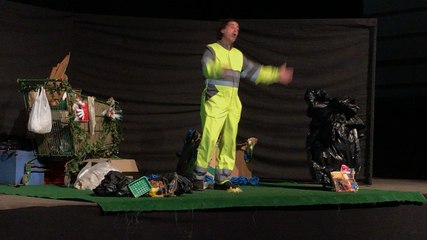 Môssieur Poubelle sensibilise les écoliers au tri des déchets