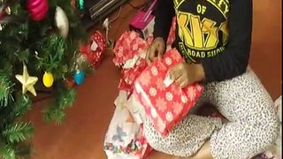 Christmas vlog :Me opening christmas presents new
