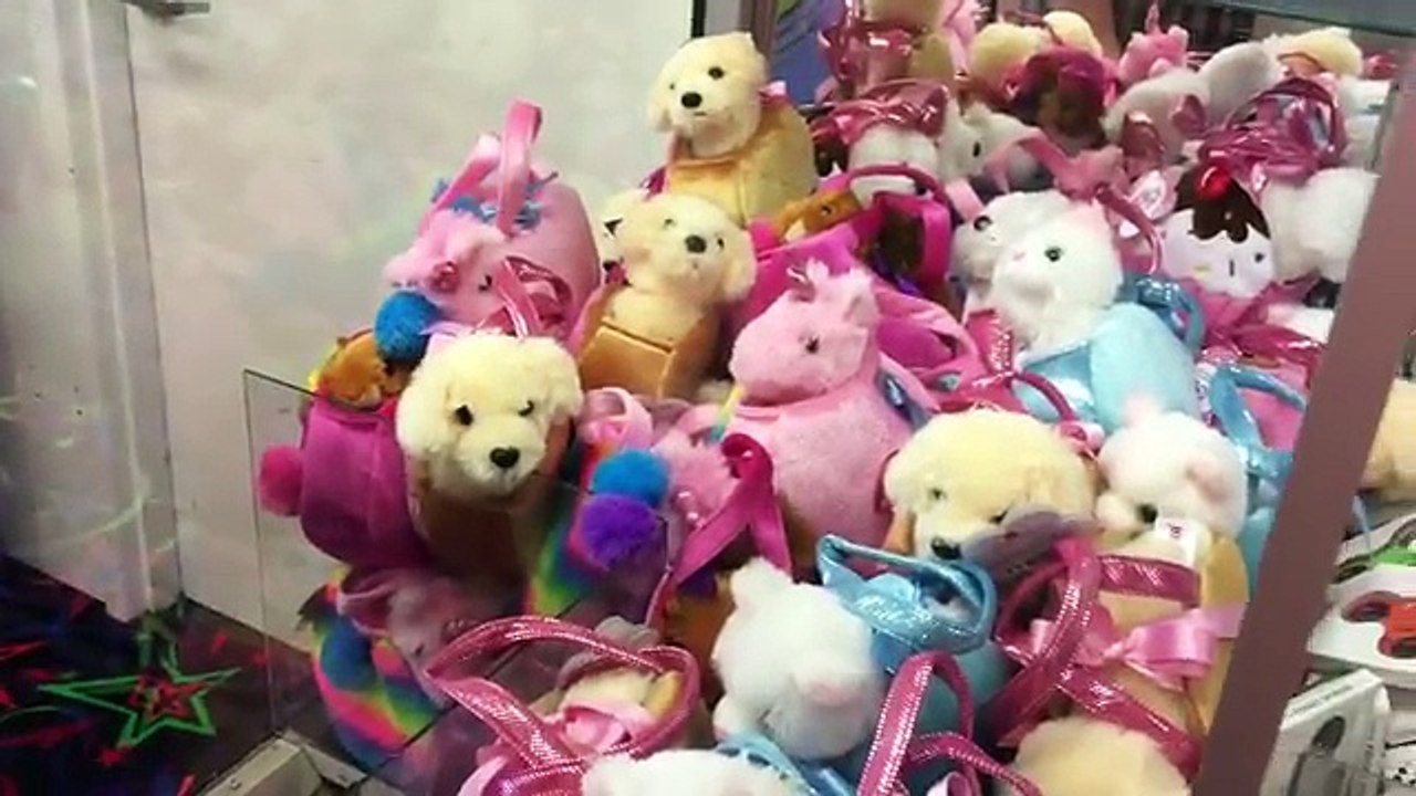 SO MANY FIDGET SPINNERS TO WIN AT THE ARCADE! CAN I WIN THEM ALL??? (ClawBoss)