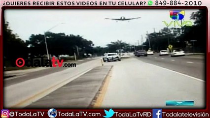 Una patrulla graba el dramático aterrizaje de una avioneta en la carretera-Noticiero Univisión-Video