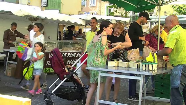 La remise du panier garni au marché des producteurs de Ferrières