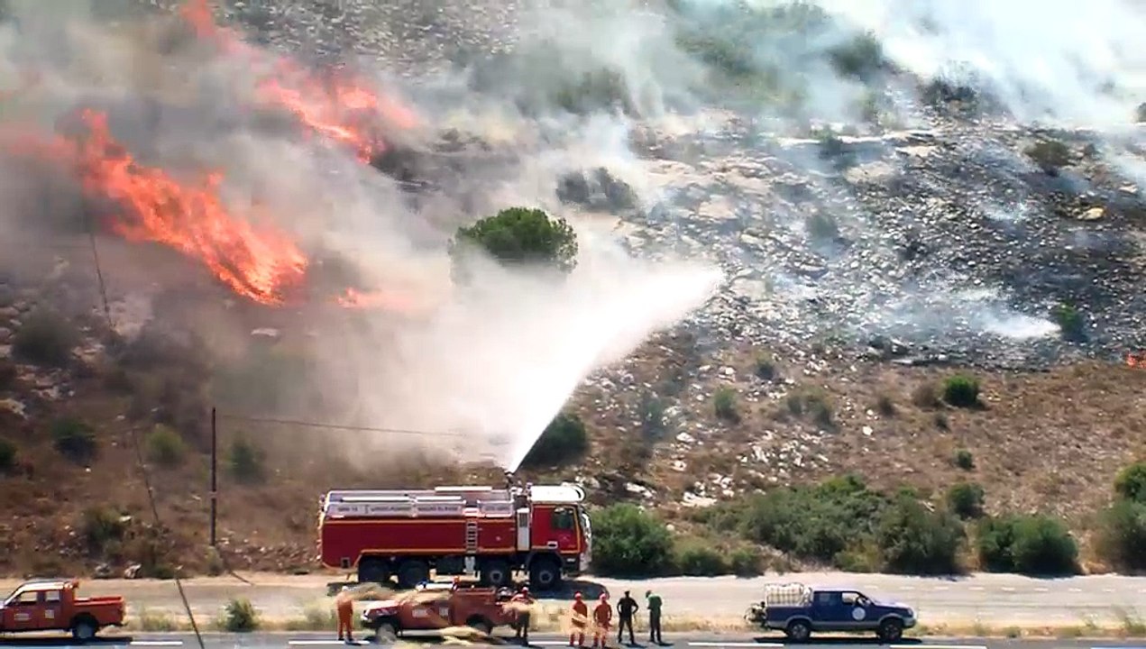 Les Canadair et les pompiers au sol en lutte contre le brasier à Carro.