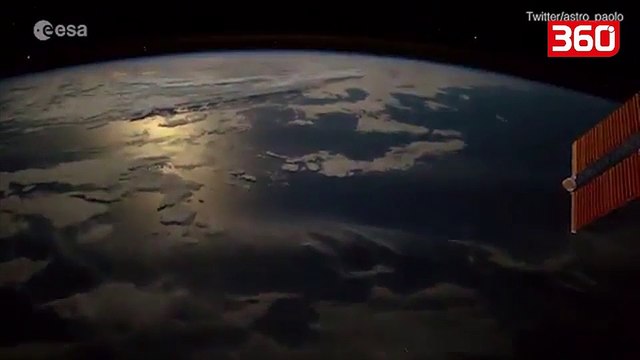 Astronauti i Nasa kap ne kamera momentin kur nje UFO hyn ne planetin tone (360video)