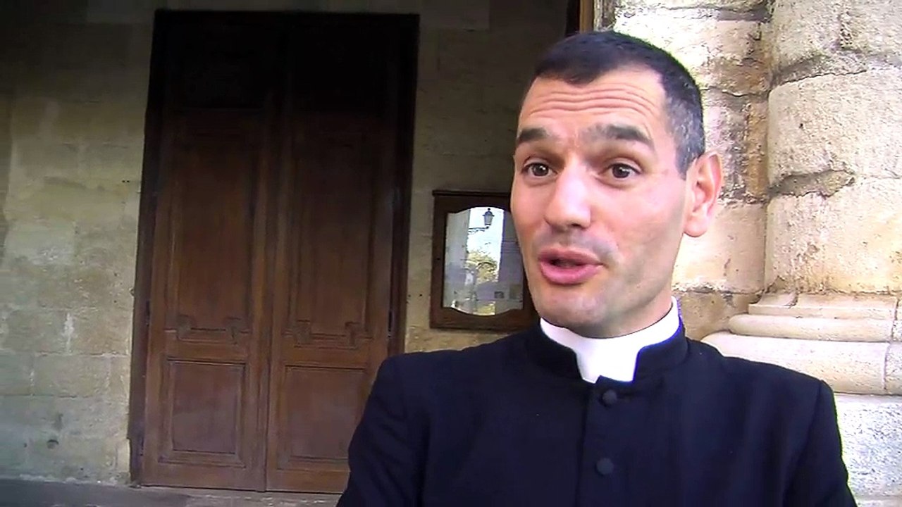 Les explications de l'Abbé Bastien Romera, Vicaire de la Paroisse de Martigues.