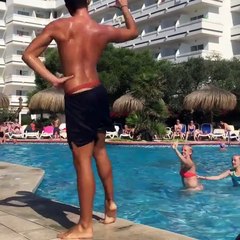 Un prof d'aquagym particulièrement énergique !