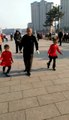 Ce papy et ses 2 petites filles font une danse de rue MAGIQUE !!!!!