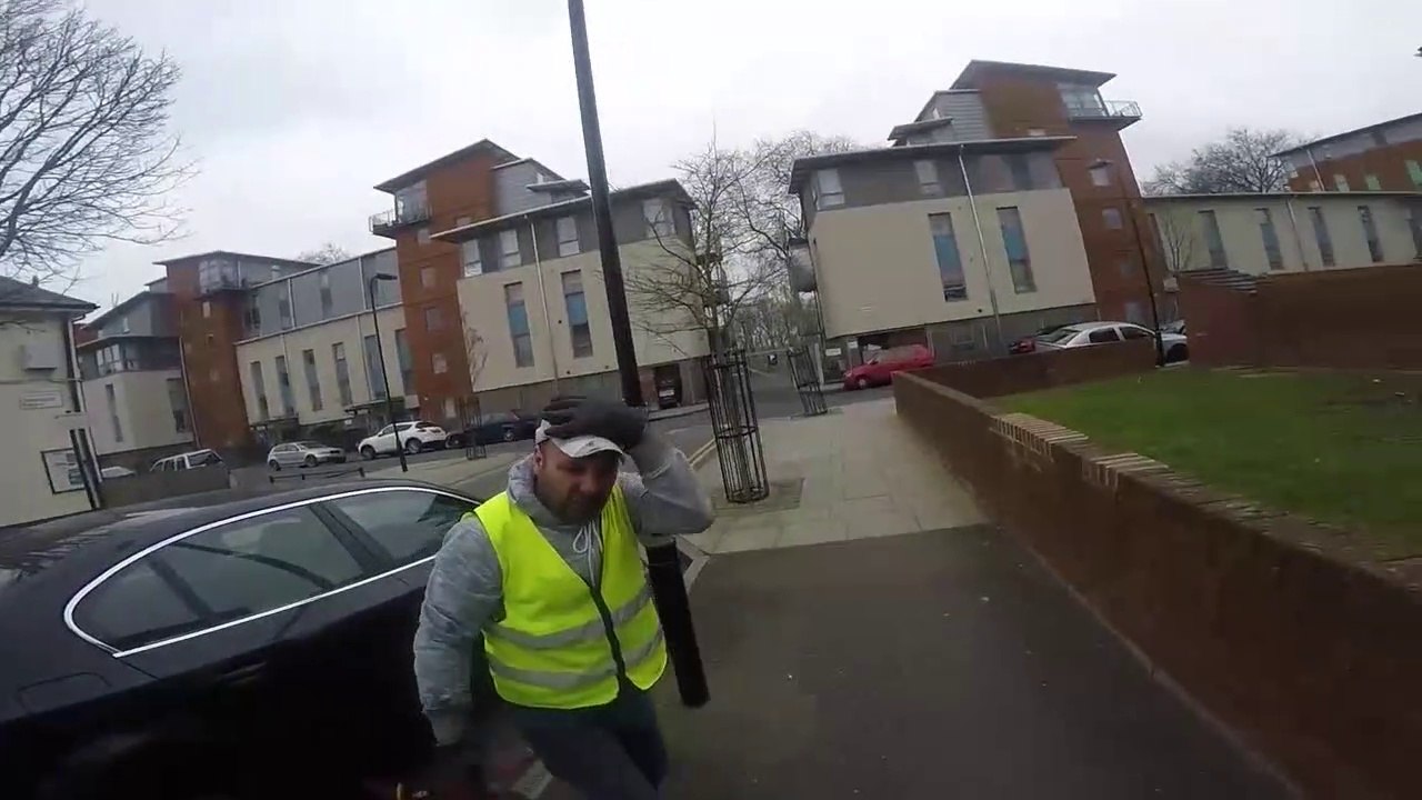 Ce cycliste eclate un gars qui reparait la roue de sa voiture... Douloureux