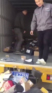 Des livreurs chinois déchargent des colis sans pitié