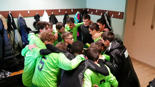 Cri de guerre après la victoire 2-4 face à l'US Marseille-en-Beauvaisis le 12/11/2017 en championnat