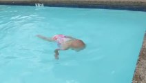 Ce bébé nage comme un petit poisson... Incroyable et trop mignon