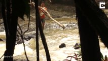 Cet homme courageux tente de sauver un Orang-outan de la noyade dans les rapides d'une rivière