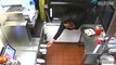 ‘Hamburladrona’: mujer roba hamburguesas y gaseosas en una cadena de comida rápida