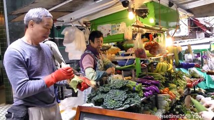 Descargar video: Hong Kong. A Walk Around the Food Markets in the Streets. Chinese Food and Street Food