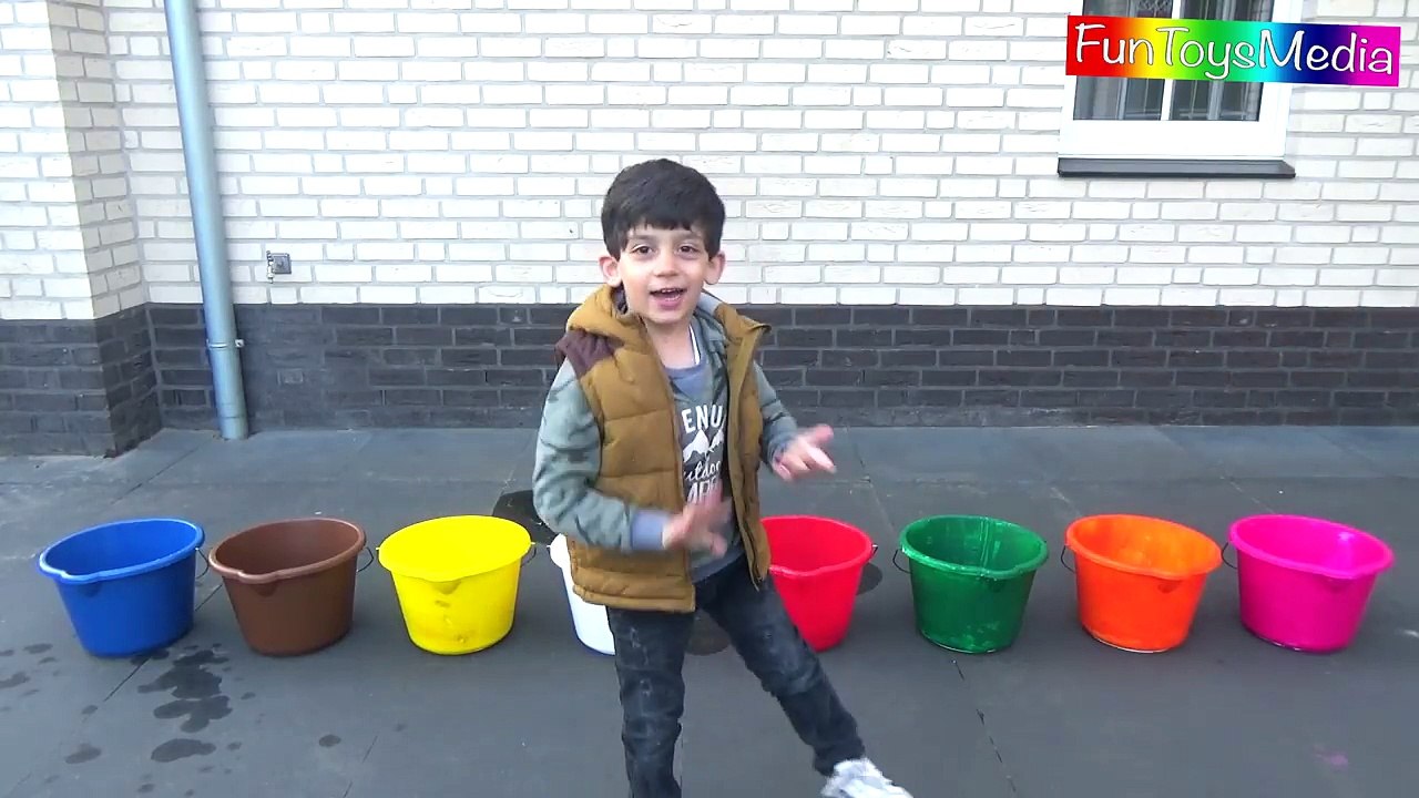 Learn Numbers and Colors with Buckets for Children and Toddlers _ Throw Colours Water Balloons Game-5r6_-guVAMg