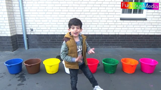 Learn Numbers and Colors with Buckets for Children and Toddlers _ Throw Colours Water Balloons Game-5r6_-guVAMg
