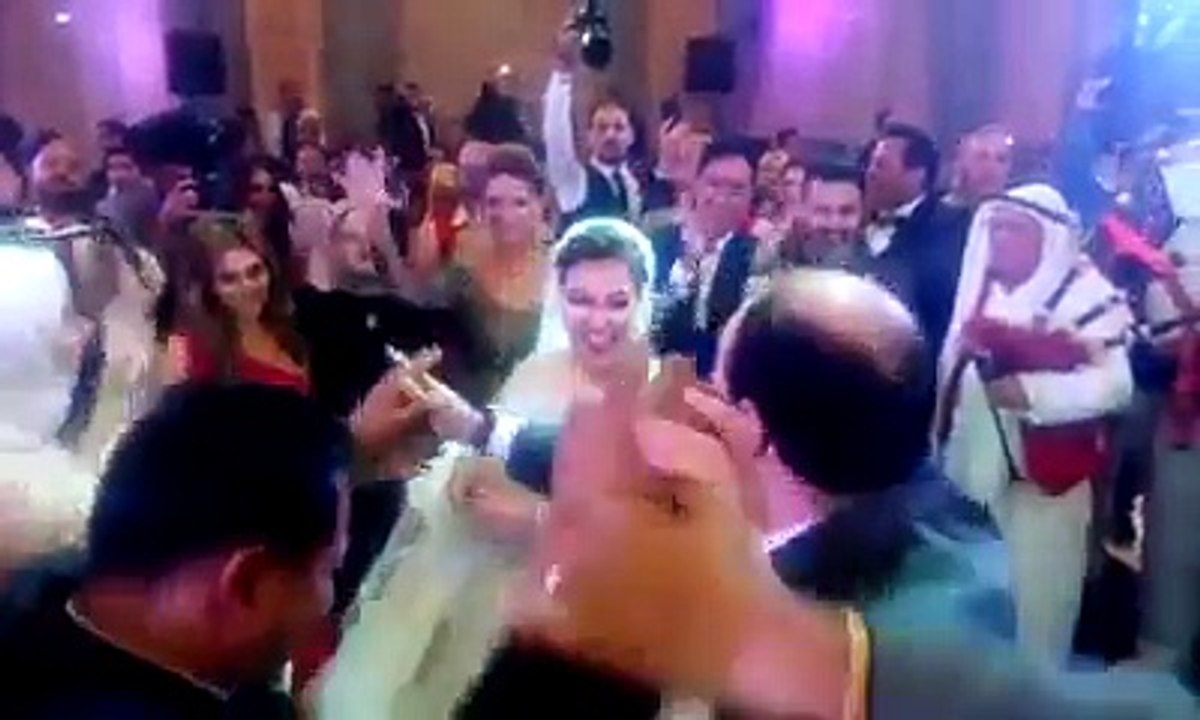 حصرى .. رقص  ويزو مسرح مصر فى حفل زفافها بحضور نجوم الفن