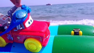 Learn colors with Matre. Color ice cream Lightning McQueen and Matre Firefighter Cars on the sea-e4p6mDp0p9Y