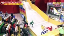 Un jeu TV japonais marrant où des candidats doivent monter un escalier très glissant
