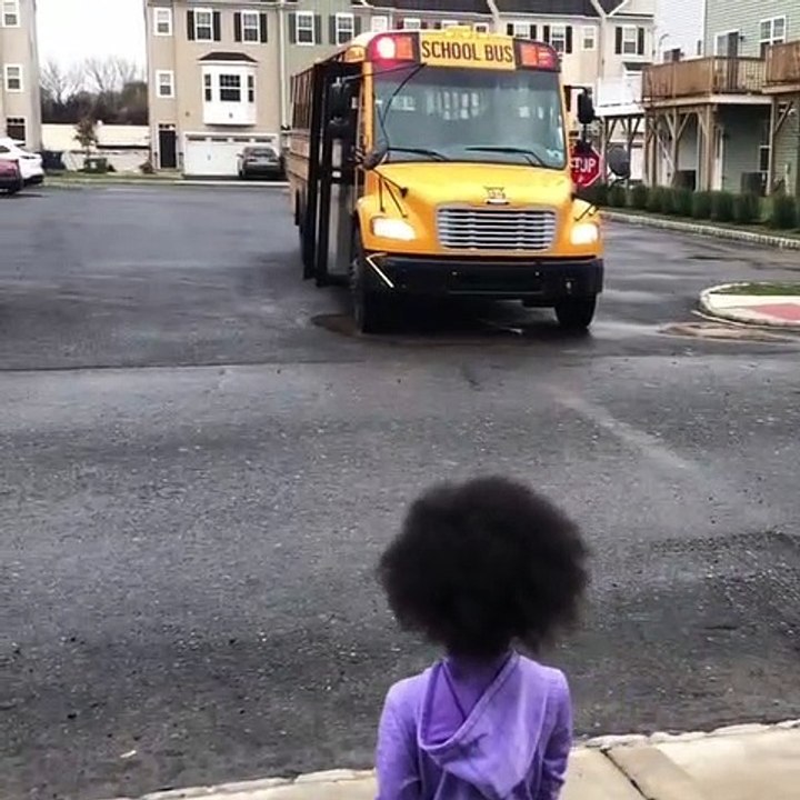 Cette fillette attend dans la rue à la même heure tous les jours et vous allez craquer quand allez voir pourquoi !