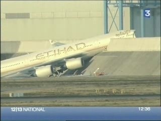 L'A340 tente d'escalader un parapet