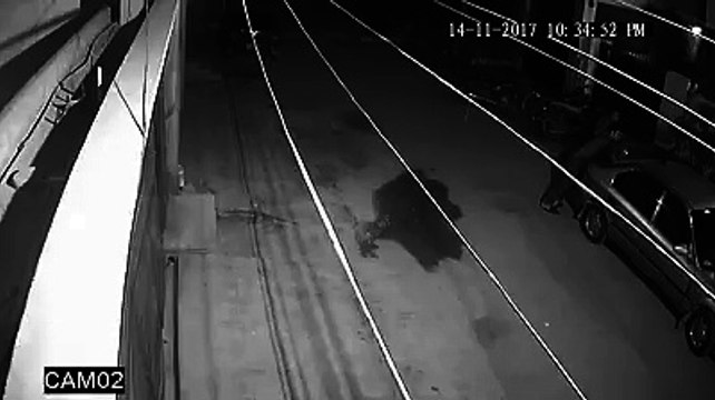 کراچی کے علاقے یسین آباد بلاک 9 میں ڈکیتی کی واردات کی ویڈیو دیکھیں۔ ویڈیو: محمد عثمان۔ کراچی