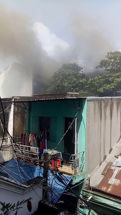 Cháy trường học ở Sài Gòn, trăm học sinh tìm cách tháo chạy thục mạng