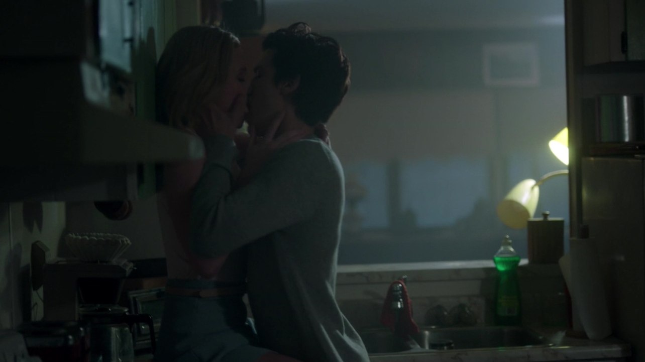 Riverdale Season 2 Episode 17 " The Noose Tightens " Premiere