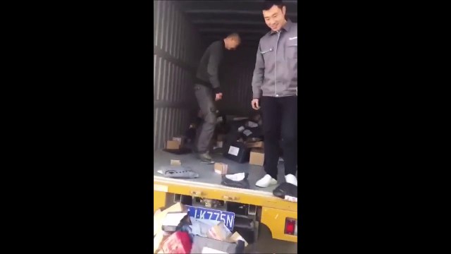 Ces livreurs chinois balancent les colis à coup de pied.. Aucun respect