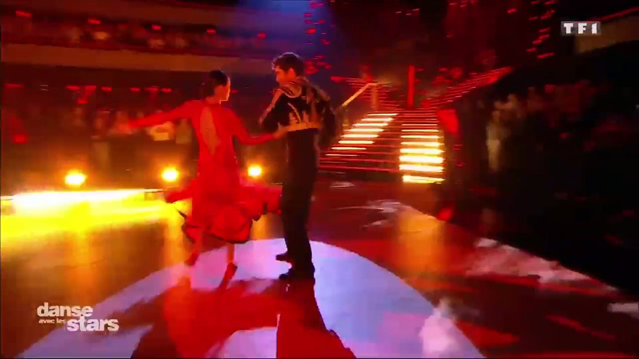 Agus­tin Galiana embrasse Candice Pascal dans Danse avec les Stars