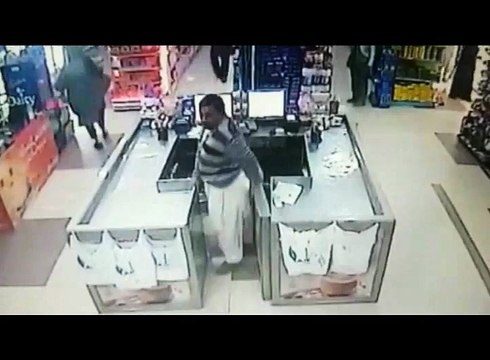 لاہور کے علاقے سبزہ زار میں ڈیپارٹمنٹل سٹور پر ہونے والی ڈکیتی کی ویڈیو دیکھیں۔ ویڈیو: سہیل بٹ۔ لاہور