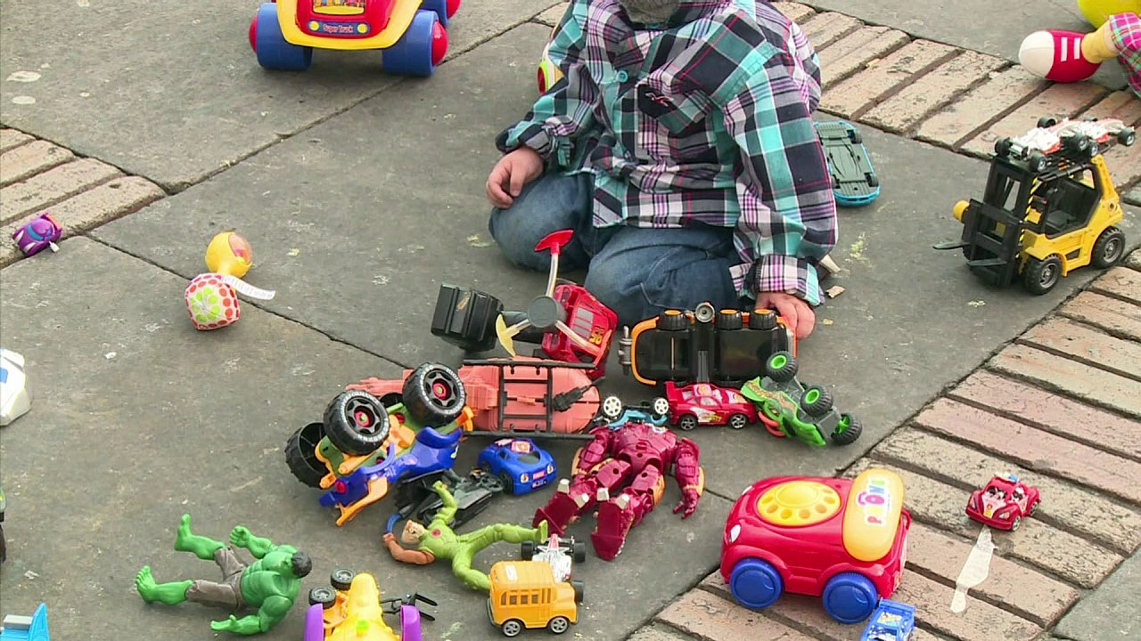 Brinquedos ‘protestam’ contra abuso sexual infantil