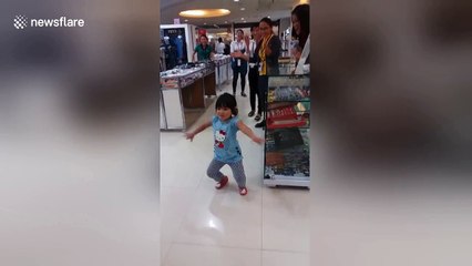 Toddler brings supermarket to a standstill with adorable dance moves